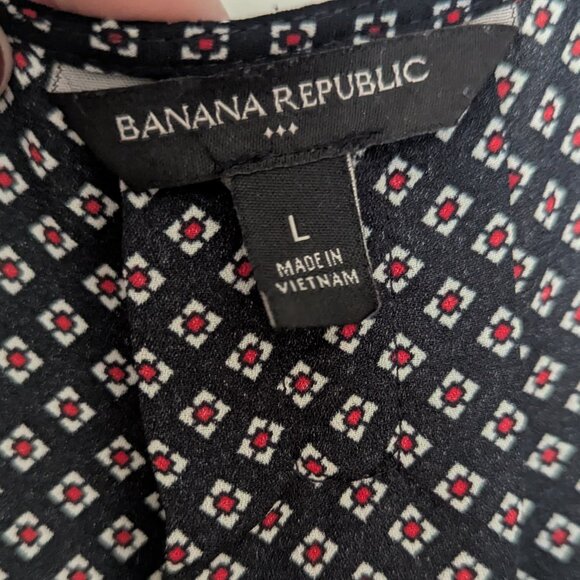 Banana Republic V-neck Navy Geometric Pattern Shell Size L - Picture 3 of 9